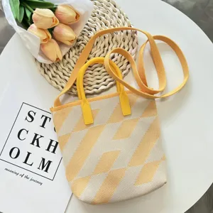 Gelbe und weiße gestrickte Tragetasche mit Doppelgriffen und Schultergurt für Damen lässig.