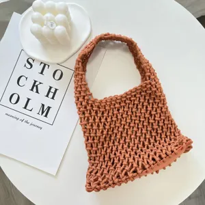 Primo piano dettagliato della borsa a rete intrecciata con raffinata tecnica di nodo in corda.