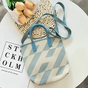 Blau-weiße Stricktasche mit doppelten Henkeln und verstellbarem Schultergurt für den Alltag.