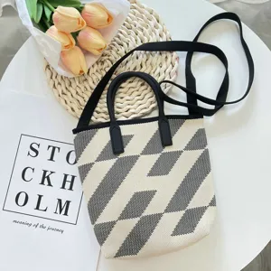 Schicke schwarz-weiße geometrische Strick-Tasche mit Schultergurt für den täglichen Einkauf.