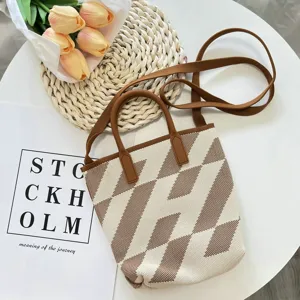Detaillierte gestrickte Handtasche mit braunem geometrischem Muster für Damen.