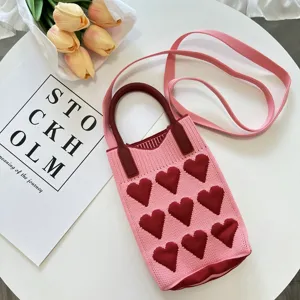 Rosa Strick Mini Umhängetasche für Handys mit roten Herzen und praktischem Silikongriff.