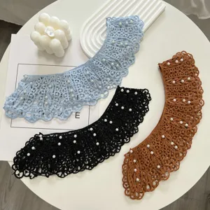 Detachable lace false collar for women, hollow floral collar with delicate pearl decoration.