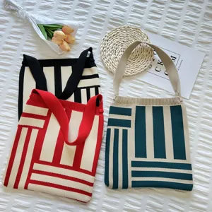 Sac cabas d'épaule en tricot avec des rayures géométriques contrastées, chic et décontracté.