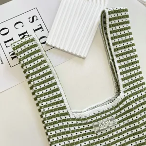 Gros plan détaillé du sac cabas fourre-tout en tricot rayé vert et blanc, texture.