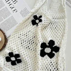 Detailed close-up view of the Korean vintage hollow knit floral tote bag and shopping bag.