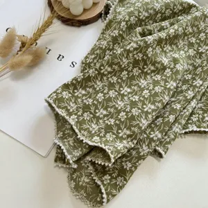 Foulard carre en lin et coton vert olive avec bordure de perles pour l'ete modele floral