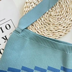 Sac bandoulière en tricot couleur contrastée détail, sac cabas minimaliste et décontracté.