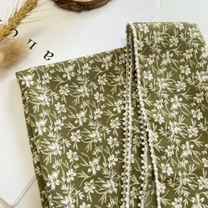 Petit carré en coton lin avec bordure en perles délicates, élégant foulard floral d'été.