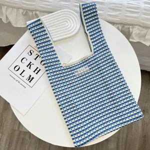 Sac cabas en tricot rayé bleu et blanc, sac à bandoulière décontracté, style quotidien.