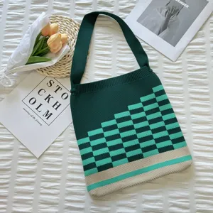 Sac cabas en tricot vert avec motif géométrique à carreaux et bandoulière pratique.