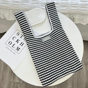 Sac fourre-tout décontracté en tricot rayé noir et blanc sac gilet creux pour le shopping quotidien.