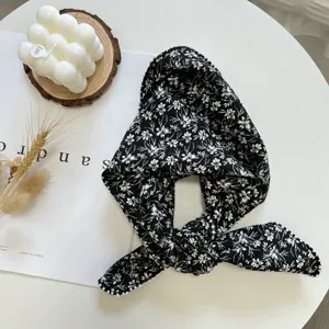Foulard carré floral noir et blanc avec bord en perles délicates, écharpe légère en coton lin.