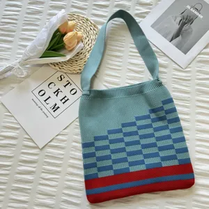 Sac bandoulière en tricot vert avec motif géométrique et rayure rouge en bas, sac fourre-tout.