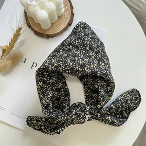 Foulard triangulaire à motif floral avec bordure en perles délicates mode été.