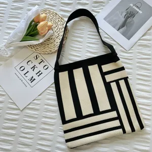 Vue détaillée d'un sac cabas en tricot noir et blanc avec motif géométrique et bandoulière.