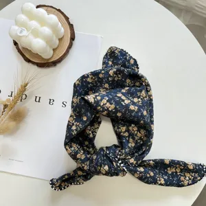 Petit foulard carre en coton et lin avec bordure de perles motif floral et ete 60x60cm