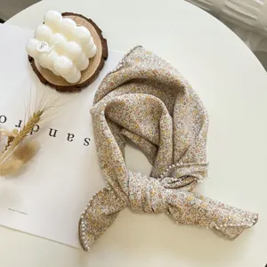 Petit foulard carré en coton et lin avec bord perlé fleuri élégant foulard d'été pour femme