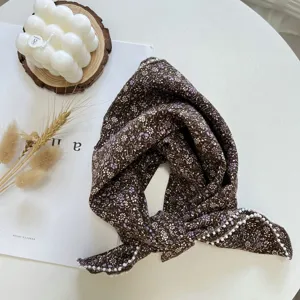 Petit foulard carré en coton et lin avec bord perlé élégant pour vos tenues d'été quotidiennes.