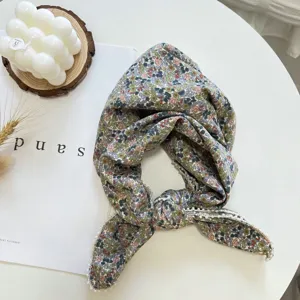 Foulard carré en coton et lin à fleurs avec bord en perles, accessoire léger pour l'été.