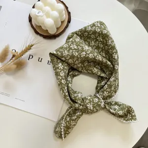 Foulard carré à fleurs vert avec bordure de perles délicate, élégant tour de cou.