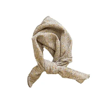Petit foulard carré en coton lin imprimé floral léger d'été avec de délicates perles.