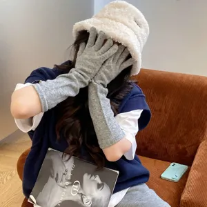 Gemütliche Damen Winter warme Strick Langhandschuhe und weicher Plüsch Fischerhut Stil.