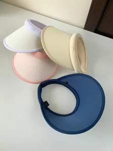 Detailopname van vier stijlvolle lege zonnheden in verschillende kleuren voor buitenactiviteiten.