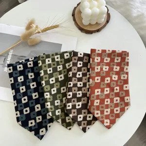 Vue détaillée de foulard carré en coton, imprimé floral géométrique, accessoire élégant