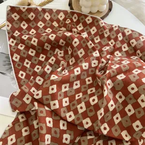 Foulard carré en coton polyvalent avec imprimé floral rétro, idéal pour le cou ou les cheveux.