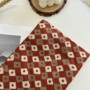 Détail de foulard carré en coton, motif géométrique floral rétro pour femmes élégantes.