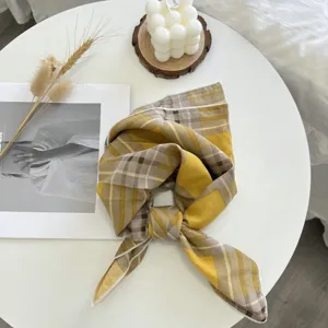 Foulard carre en coton a motif carreaux jaunes classique, accessoire minimaliste polyvalent.