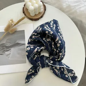 Carré de coton fleuri pour femme, élégant foulard bleu foncé et bandeau à cheveux chic.