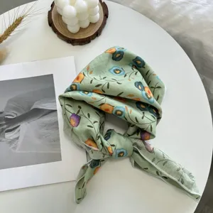 Foulard carre en coton a fleurs pour femme, elegante echarpe verte et bandeau 56x56cm.
