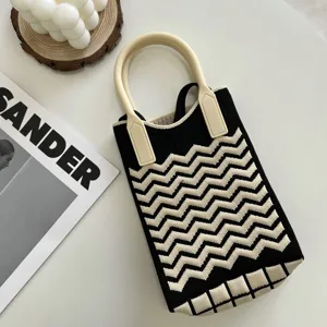 Mini sac à main en tricot noir et blanc avec poignées, joli sac téléphone motif zigzag.