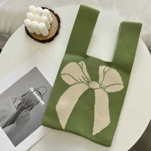 Sac cabas en tricot vert avec nœud beige, élégant sac à main décontracté pour femme chic.