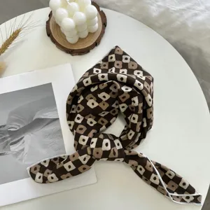 Foulard carré en coton polyvalent pour femme, élégant foulard floral et bandeau d'été chic.