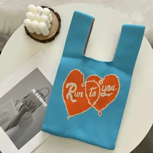 Sac cabas en tricot bleu avec motif cœur orange, sac à main tendance pour femmes au quotidien.