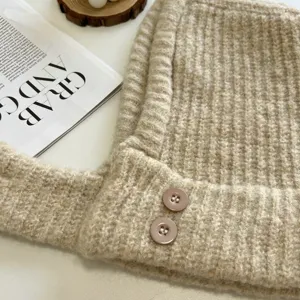 Geripptes Strick-Detail, kuschelige warme Wintermütze mit Knöpfen in schönem Beige.