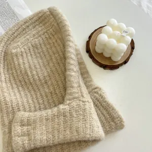 Nahaufnahme der beigen Winter Strickmütze Schal Kombination, weiches warmes Material.