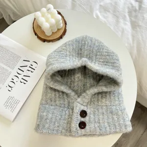 Strick Balaclava Detailansicht, kuschelige Winter Kapuze Schal Kombi, melierte Strickstruktur.