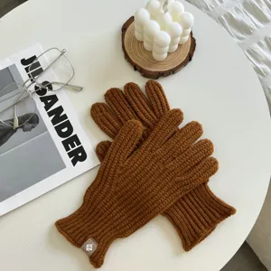 Bruine gebreide handschoenen voor herfst en winter, warme en zachte vingerhandschoenen.
