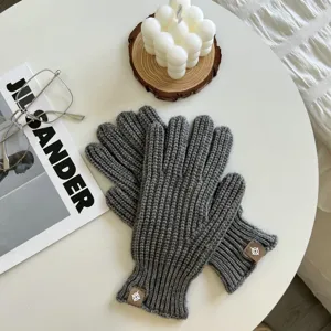 Donkergrijze gebreide handschoenen voor herfst en winter, warm geribbeld ontwerp.