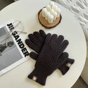 Donkerbruine gebreide handschoenen detail, herfst winter warme gebreide handschoen.