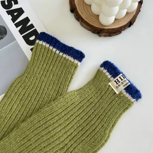 Elegantes guantes largos de punto verde con puños de rayas azules y etiqueta de marca.