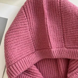 Rosa Strick Kapuze Detail zeigt weiche Textur und kuscheliges Rippdesign im Winter.