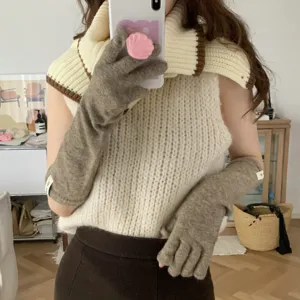 Vue détaillée de gants longs tricotés pour femmes en mélange de laine avec design sans doigts pour hiver.