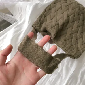 Grüne geflochtene Umhängetasche aus Strick mit stylischem Muster für den Alltag.