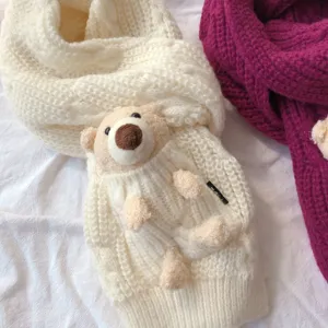 Vue détaillée de l'écharpe en tricot mignon avec poupée en peluche, écharpe d'hiver confortable.