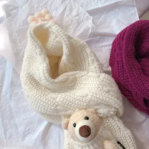 Vue détaillée d'écharpe en tricot chaud d'hiver pour femmes avec adorable ours en peluche doux.